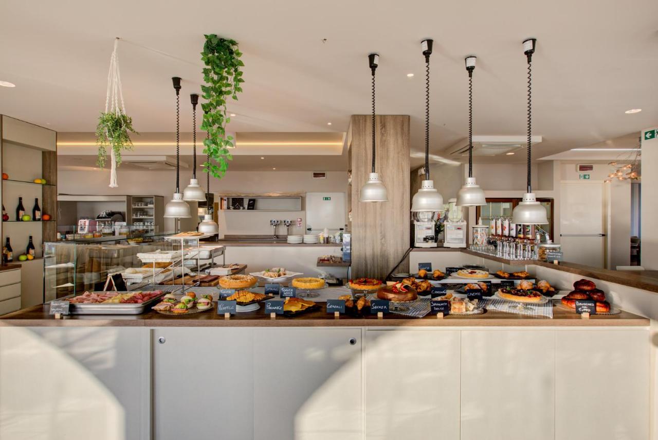 Hotel Alexandra - Beach Front - Healthy Xxl Breakfast & Brunch Until 12 30 - Parking Included Misano Adriatico Exterior foto