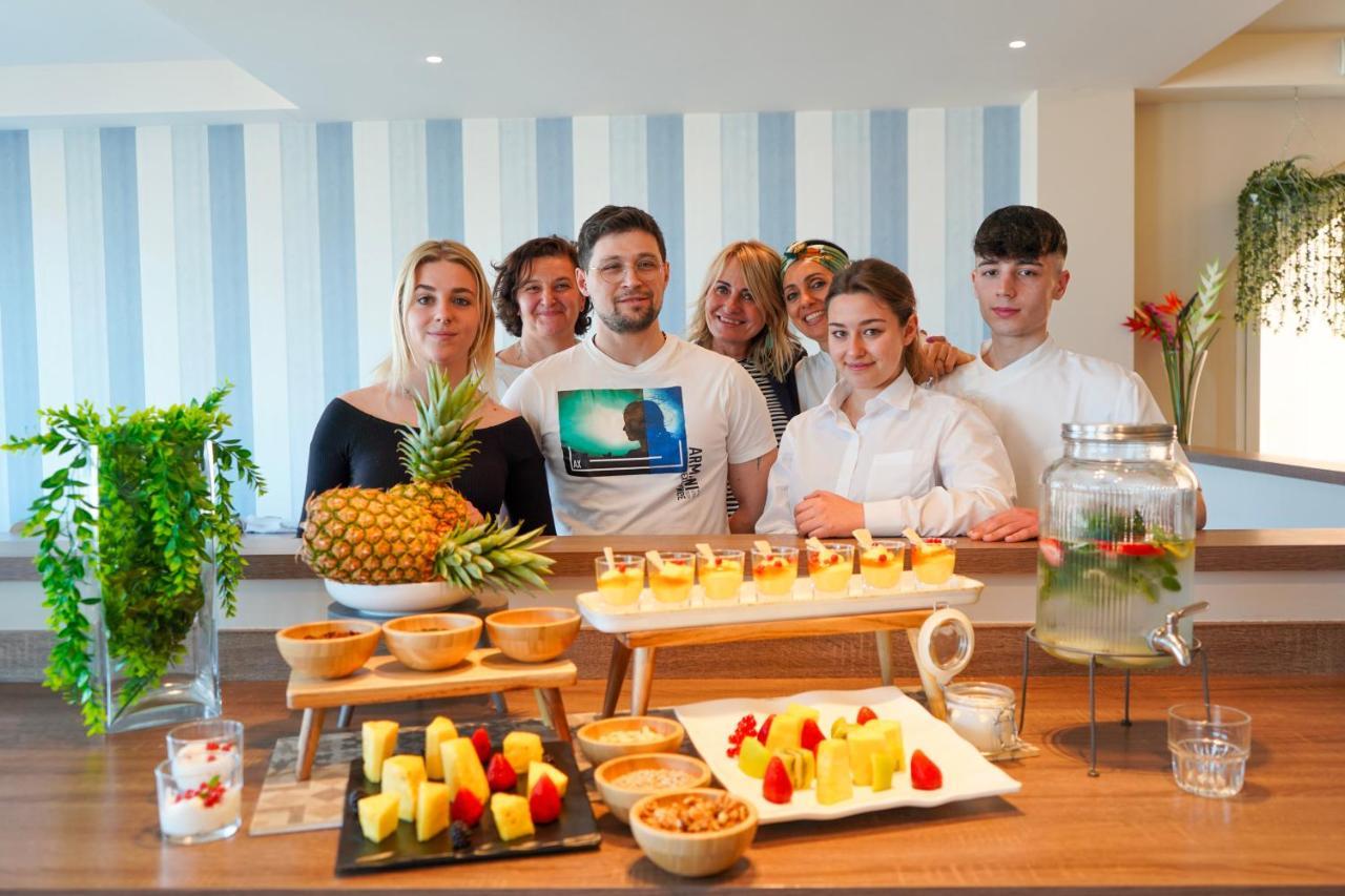 Hotel Alexandra - Beach Front - Healthy Xxl Breakfast & Brunch Until 12 30 - Parking Included Misano Adriatico Exterior foto
